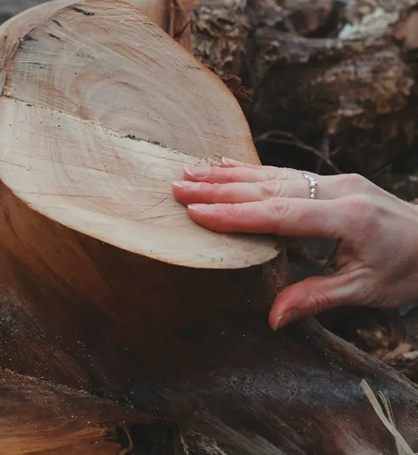 Femme travaillant un cercueil en bois dans les Vosges (Lorraine)