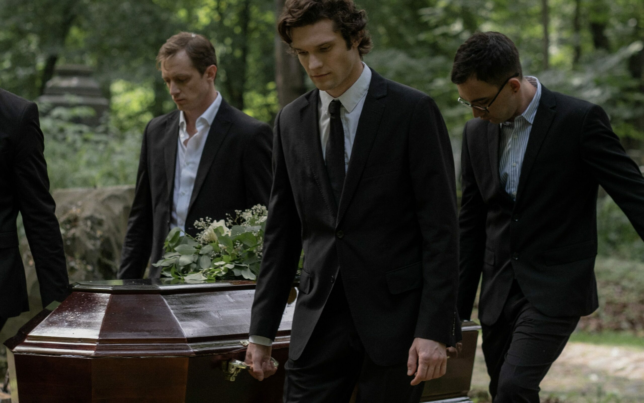 Famille portant un cercueil lors d'obsèques avec La Batelière