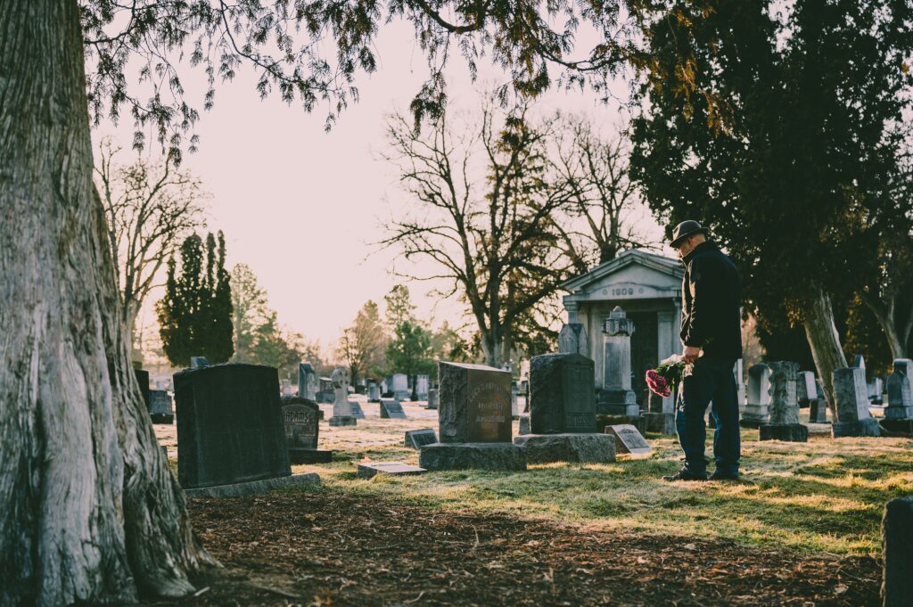 comprendre l'organisation des obsèques et choisir entre inhumation et crémation